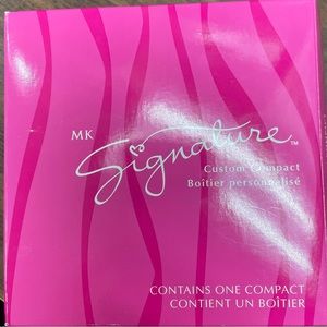 New in Box Mary Kay Custom Compact. Holds lipstick, blush and 3 eye shadows.